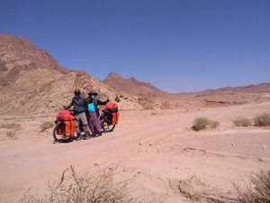 Potret Suami Istri dari Malang yang Gowes Sepeda Sampai Mekkah