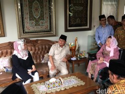 Sowan, Prabowo Cium Tangan Istri Gus Dur 2 Kali