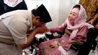Potret Prabowo Cium Tangan Istri Gus Dur