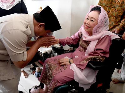 Potret Prabowo Cium Tangan Istri Gus Dur