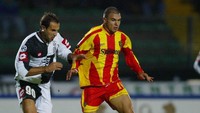 Valeri Bojinov sempat menjadi perbincangan di Serie A. Dia menjalani debut Serie A di usia 15 tahun bersama Lecce, lalu membela Bulgaria di Piala Eropa 2004 dalam usia 17 tahun. Digadang-gadang jadi penerus Hristo Stoichkov, karier Bojinov tak berkembang. Sempat memperkuat Juventus dan Manchester City, Bojinov bertualang ke Serbia, China, Swiss, Kroasia, dan kini kembali ke Bulgaria untuk klub ke-15. (Foto: New Press/Getty Images)