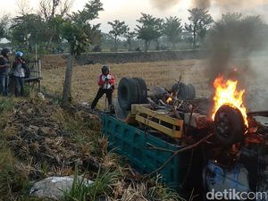 Tabrak Bocah Hingga Tewas, Truk Ini Dibakar Massa Tabrak Bocah Hingga Tewas, Truk Ini Dibakar Massa