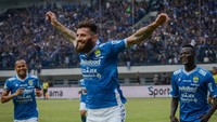 Pesepakbola Persib Bandung Bojan Malisic (tengah) melakukan seleberasi usai mencetak gol ke gawang Arema FC saat menjalani laga lanjutan Gojek Liga 1 di Stadion Gelora Bandung Lautan Api, Bandung, Jawa Barat, Kamis (13/9). ANTARA FOTO/Raisan Al Farisi.
