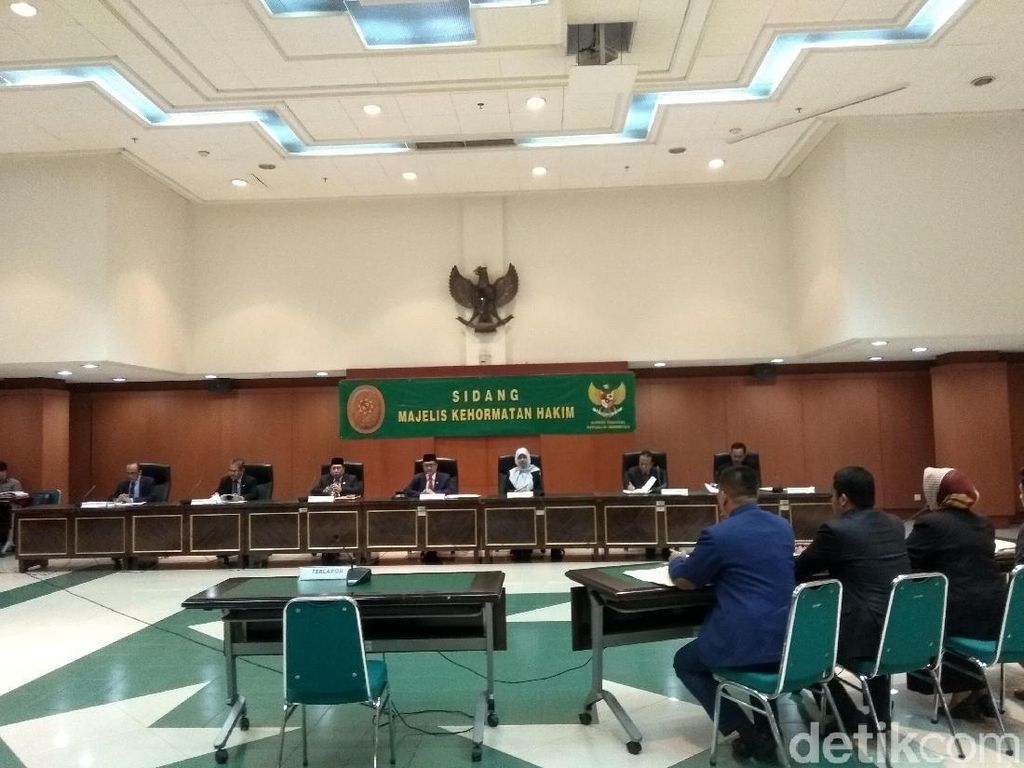 Punya 2 Istri Tidak Sah, Hakim PN Kupang Disidang Etik Punya 2 Istri Tidak Sah, Hakim PN Kupang Disidang Etik