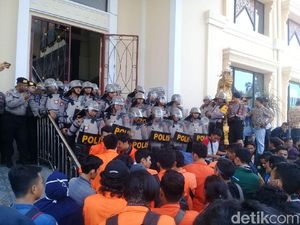 Demo Jokowi, Mahasiswa di Jambi dan Polisi Dorong-dorongan