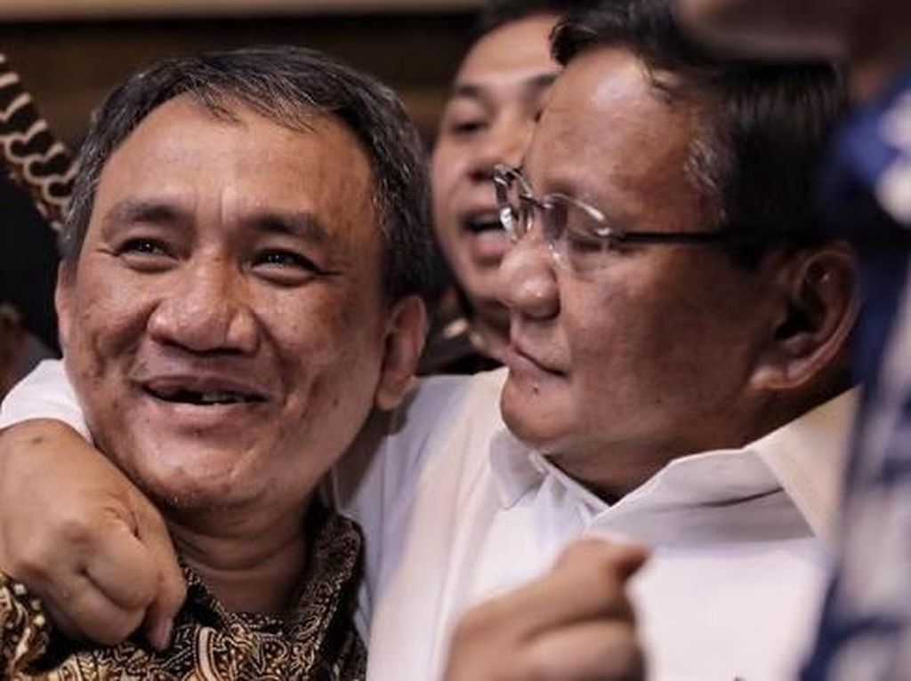 Sentilan Jenderal Kardus Andi Arief Berujung Rangkulan Prabowo Sentilan Jenderal Kardus Andi Arief Berujung Rangkulan Prabowo