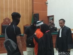 Jalani Sidang Vonis, Provokator Rusuh Mako Brimob Dipeluk Istri Jalani Sidang Vonis, Provokator Rusuh Mako Brimob Dipeluk Istri