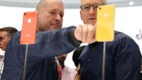 Penampakan Bos Apple Inspeksi iPhone Murah