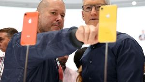 Penampakan Bos Apple Inspeksi iPhone Murah
