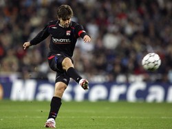 Juninho Pernambucano adalah rajanya eksekutor tendangan bebas. Dia sudah mencetak 77 gol dari cara tersebut. Meski sudah tak lagi bermain, tampaknya sangat sulit untuk pemain sekelas Messi atau Ronaldo menyamai atau mendekati catatan Juninho itu. (Foto: Clive Rose/Getty Images)