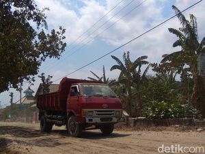 Kondisi Jalan di Kediri Ini Mengancam Kesehatan Warga