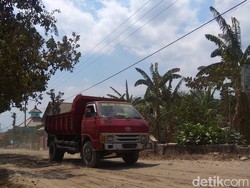 Kondisi Jalan di Kediri Ini Mengancam Kesehatan Warga