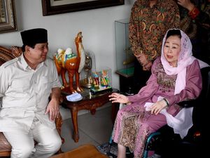Prabowo Diberi Buku soal Agama oleh Istri Gus Dur
