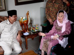 Prabowo Diberi Buku soal Agama oleh Istri Gus Dur