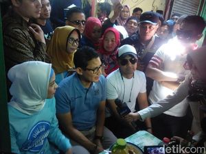 Datangi Pasar Padalarang, Sandiaga Santap Kupat Tahu