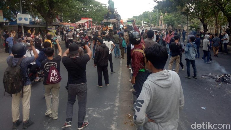 Massa Demo Turunkan Jokowi Nyaris Bentrok dengan Suporter PSM Massa Demo Turunkan Jokowi Nyaris Bentrok dengan Suporter PSM