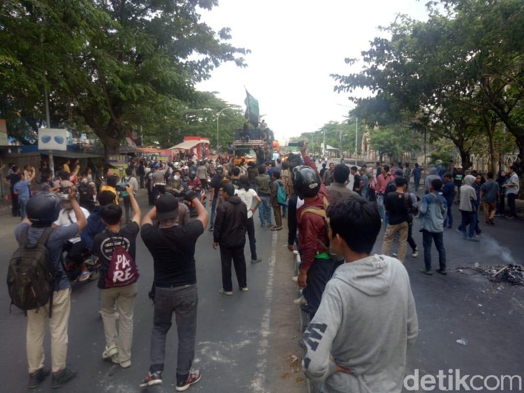 Massa Demo Turunkan Jokowi Nyaris Bentrok dengan Suporter PSM