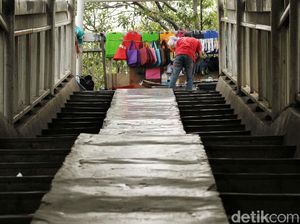 Waduh! JPO Sumber Waras Dikuasai PKL