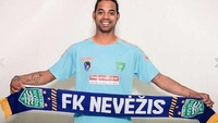 Cristiano Ronaldo pernah berkata Kalau kalian berpikir saya pemain bagus, tunggu saja sampai kalian melihat Fabio Paim. Paim dulu dilabeli sebagai talenta paling menarik Portugal, namun tak pernah benar-benar menemukan pijakan. Dia sempat dipinjamkan Sporting ke Chelsea, tapi tak mampu meyakinkan klub untuk menebusnya. Paim yang mengaku etos kerjanya lemah, kini bermain di klub Portugal bernama Leixoes...di tim B. (Foto: Youtube)