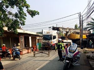 Truk Muatan Crane Masuk Got, Lalin di Jl Bukit Raya Tangsel Macet