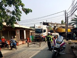 Truk Muatan Crane Masuk Got, Lalin di Jl Bukit Raya Tangsel Macet