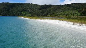 Foto: Pantai Pasir Putih di Atas Pegunungan Papua Barat