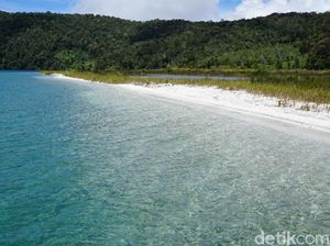 Foto: Pantai Pasir Putih di Atas Pegunungan Papua Barat