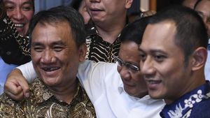 Aksi The New Prabowo: Rangkul Andi Arief-Cium Tangan Istri Gus Dur