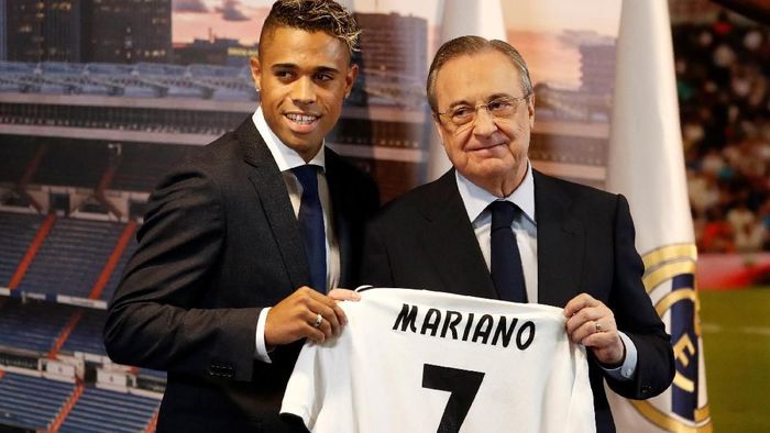 Mariano Diaz akan memakai nomor punggung tujuh di Real Madrid (Foto: Javier Barbancho/Reuters) Mariano Diaz akan memakai nomor punggung tujuh di Real Madrid (Foto: Javier Barbancho/Reuters)