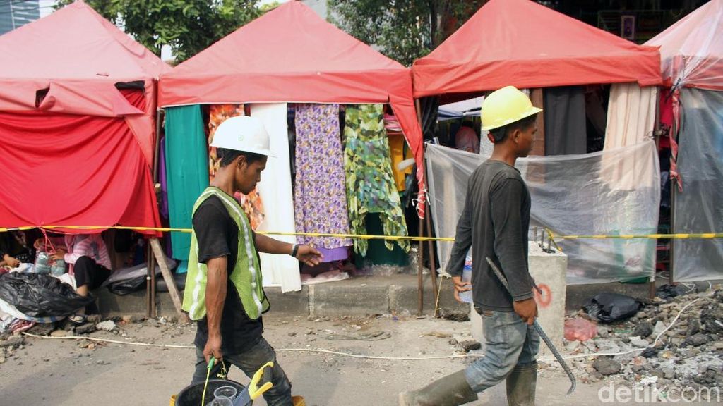 PKL Tanah Abang Kehilangan Lapak Sementara Demi Skybridge PKL Tanah Abang Kehilangan Lapak Sementara Demi Skybridge