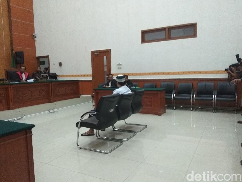 Abu Afif Divonis 11 Tahun Bui Terkait Pelatihan Teroris di Riau Abu Afif Divonis 11 Tahun Bui Terkait Pelatihan Teroris di Riau