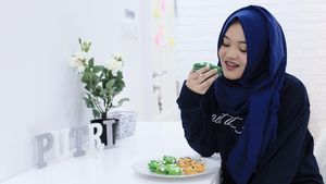 Intip Pose Manis Putri Delina, Anak Sule dengan Makanan Favoritnya