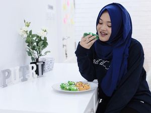 Intip Pose Manis Putri Delina, Anak Sule dengan Makanan Favoritnya