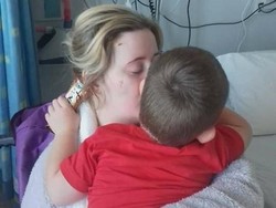 Bikin Haru! Anak Ini Bangunkan Ibunya dari Koma