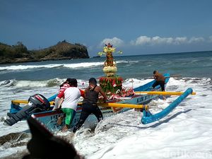 Larung Saji di Blitar Diwarnai Insiden Perahu Terhempas Ombak Larung Saji di Blitar Diwarnai Insiden Perahu Terhempas Ombak