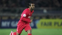 Florent Sinama-Pongolle direkrut Liverpool sebagai salah satu talenta menarik Eropa di tahun 2001. Dari sana, Sinama-Pongolle sempat memperkuat Le Havre, Blackburn Rovers, Recreativo, lalu Atletico Madrid. Namun kariernya tak berkembang, sampai nasib membawanya ke Chainat Hornbill di Liga Thailand. (Foto: Shaun Botterill/Getty Images)