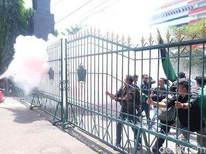 Pagar Kantor DPRD Jateng Rusak Saat ada Demo Soal Nilai Dolar AS