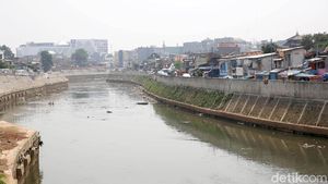 Gubernur Anies Akan Benahi Sungai Ciliwung Seperti Seoul