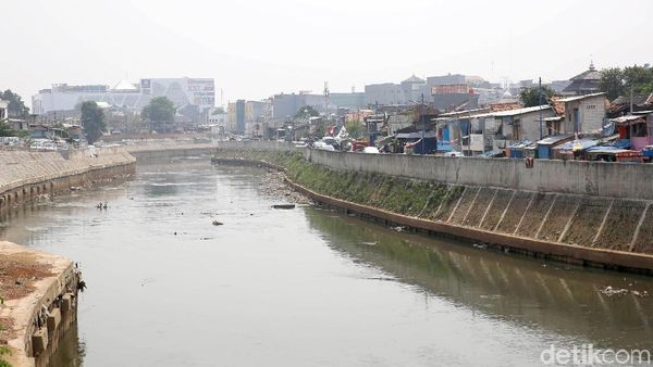 Gubernur Anies Akan Benahi Sungai Ciliwung Seperti Seoul