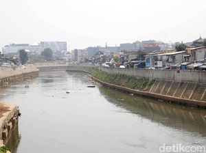 Gubernur Anies Akan Benahi Sungai Ciliwung Seperti Seoul Gubernur Anies Akan Benahi Sungai Ciliwung Seperti Seoul