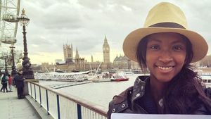 Gaya Liburan Lyndsey Scott, Model Seksi yang Jago Coding
