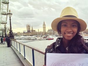 Gaya Liburan Lyndsey Scott, Model Seksi yang Jago Coding