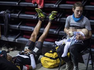 Salut! Wanita Ini Tetap Menyusui Bayinya Saat Lomba Lari 165 Km