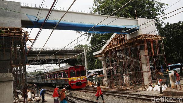 Begini Progress Pembangunan JPO di Atas Stasiun Tebet