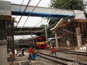 Motor Tertabrak KRL di Tebet, Perjalanan Kereta Terganggu