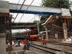 Motor Tertabrak KRL di Tebet, Perjalanan Kereta Terganggu