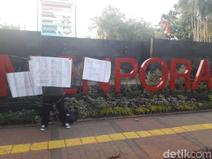 PSSI Tunggak Gaji Luis Milla, Suporter Gelar Aksi #KoinuntukMilla