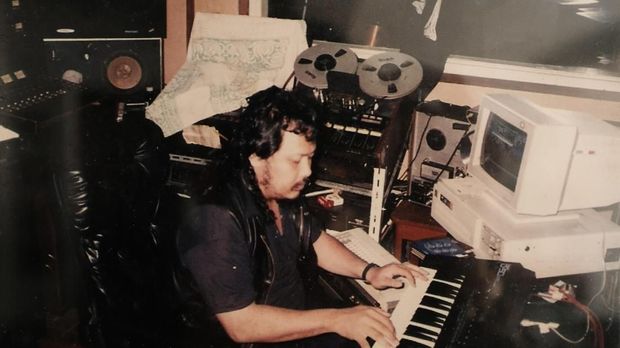 Harry Roesli kala bekerja di studio.