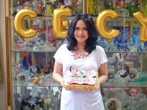 Hobi Makan Dim Sum dan Cokelat, Ini Pose Manis Shezy Idris