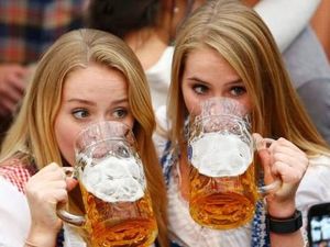 Saat Oktoberfest di Jerman Dinilai Terlalu Seksi Saat Oktoberfest di Jerman Dinilai Terlalu Seksi